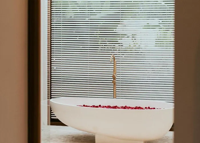 Private Pool, Skylight Bathtub, Dreamy Pool And Serene Greenery In Canggu! Villa