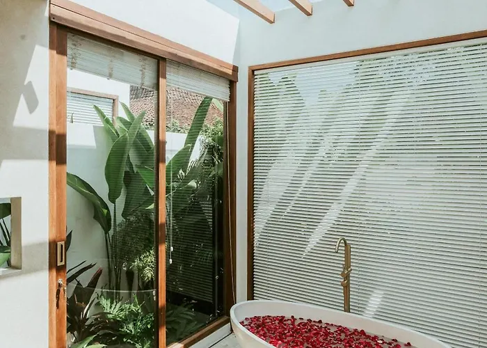 Private Pool, Skylight Bathtub, Dreamy Pool And Serene Greenery In Canggu! *