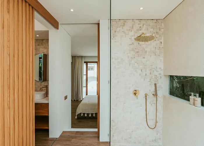 Private Pool, Skylight Bathtub, Dreamy Pool And Serene Greenery In Canggu! Canggu (Bali)