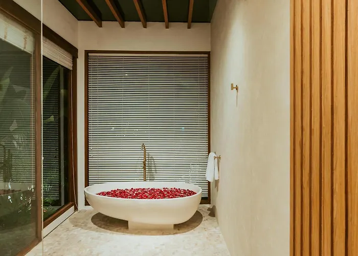Villa Private Pool, Skylight Bathtub, Dreamy Pool And Serene Greenery In Canggu! *