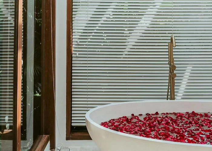 Villa Private Pool, Skylight Bathtub, Dreamy Pool And Serene Greenery In Canggu!