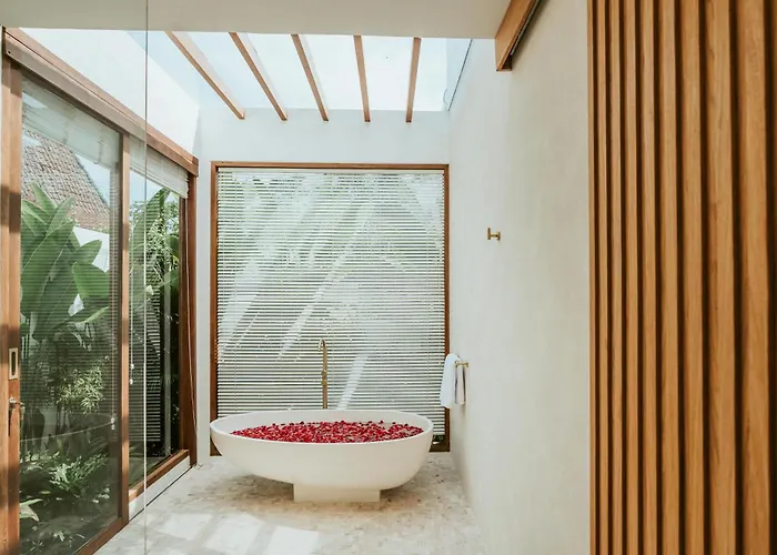 Villa Private Pool, Skylight Bathtub, Dreamy Pool And Serene Greenery In Canggu!
