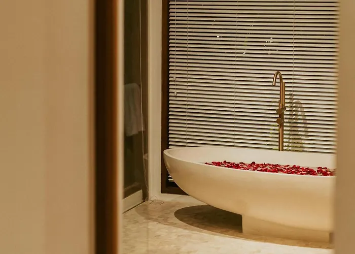 Private Pool, Skylight Bathtub, Dreamy Pool And Serene Greenery In Canggu! *