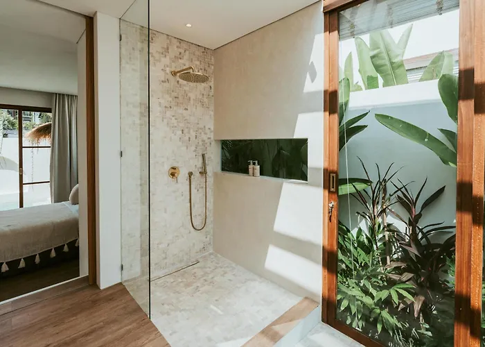 Private Pool, Skylight Bathtub, Dreamy Pool And Serene Greenery In Canggu!