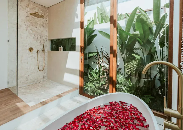 Private Pool, Skylight Bathtub, Dreamy Pool And Serene Greenery In Canggu! Villa *