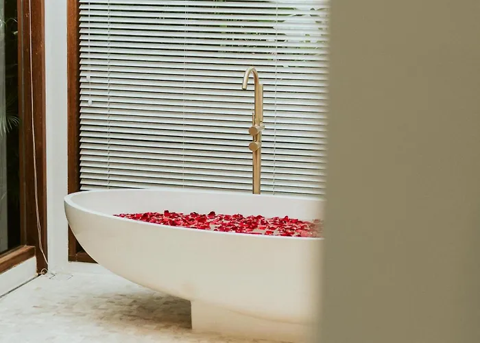 Villa Private Pool, Skylight Bathtub, Dreamy Pool And Serene Greenery In Canggu! *